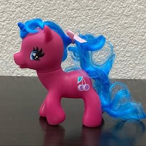 Gi-Go Wonderland Pony 3 1/2” Magenta Unicorn Blue Hair Cherry Collectible Toy